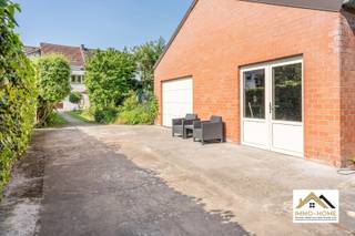 Deze bijzondere woning in bel-etagestijl vormt een mooie symbiose tussen historische achtergrond en modern wooncomfort. De statige inkomhal vertelt meteen een groot verhaal aan je gasten met de ruime praktijkruimte op het gelijkvloers, en de stijlvolle trap brengt je tot in de leefruimte op de eerste verdieping. Deze bestaat uit een groot leefgedeelte en een open keuken met alle kookgemak. De indeling zorgt voor een heel aangenaam gevoel. In de gang naar de eerste slaapkamer passeer je de moderne badkamer met riante inloopdouche, en op de bovenste verdieping is er rond de ruime overloop voorzien in nog twee slaapkamers. De allergrootste troef vinden we echter buiten : de heel ruime tuin bereik je via de doorrij-garage, en hier kun je letterlijk in alle rust genieten van het buitenleven. Diverse schaduwplekjes zorgen er voor dat dit ook op de warmste dagen geen probleem is. De kers op de taart vormt het bijgebouw, dat zowel als dubbele garage als als hobby-ruimte kan benut worden. Extra opbergruimte is er bovendien op de zolder in dit gebouw. Inschrijven via mail naar tommy@immo-home.be, geen telefonische inschrijvingen! Volg ons op Fb en Insta. Voor meer info: www.immo-home.be. GRATIS SCHATTING & GRATIS FINANCIEEL ADVIES