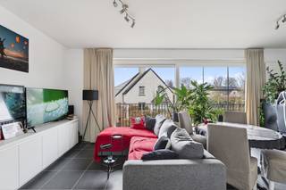 <p>Altro Vastgoed verkoopt! Dit lichtrijk en kwalitatief afgewerkt appartement is gelegen in de Bronnenweelde te Dikkelvenne, centraal en doch rustig gelegen. In de directe omgeving vindt u een bakkerij, supermarkten, restaurantgelegenheden, basisschool, apotheek, station en allerhande kleine ondernemingen. Het appartement heeft een totale oppervlakte van circa 60 m² excl. terras over de volledige lengte. Het appartement is energiezuinig, voorzien van hoogwaardige materialen en voldoet al aan het hedendaags comfort. Indeling als volgt: inkomhal met afzonderlijk toilet, woonkamer met open, volledig ingerichte keuken (voorzien van alle toestellen), berging, slaapkamer met aangrenzende badkamer voorzien van alle comfort. Op de kelderverdieping bevindt zich een extra berging. Naast het appartementsgebouw is ook een toegewezen parkeerplaats aanwezig, inbegrepen in de verkoopprijs. Het appartement is beschikbaar mits inachtneming van de huurders. Syndicuslasten: 60 EUR / maand. Informeer alvast naar alle info van dit pand.</p>