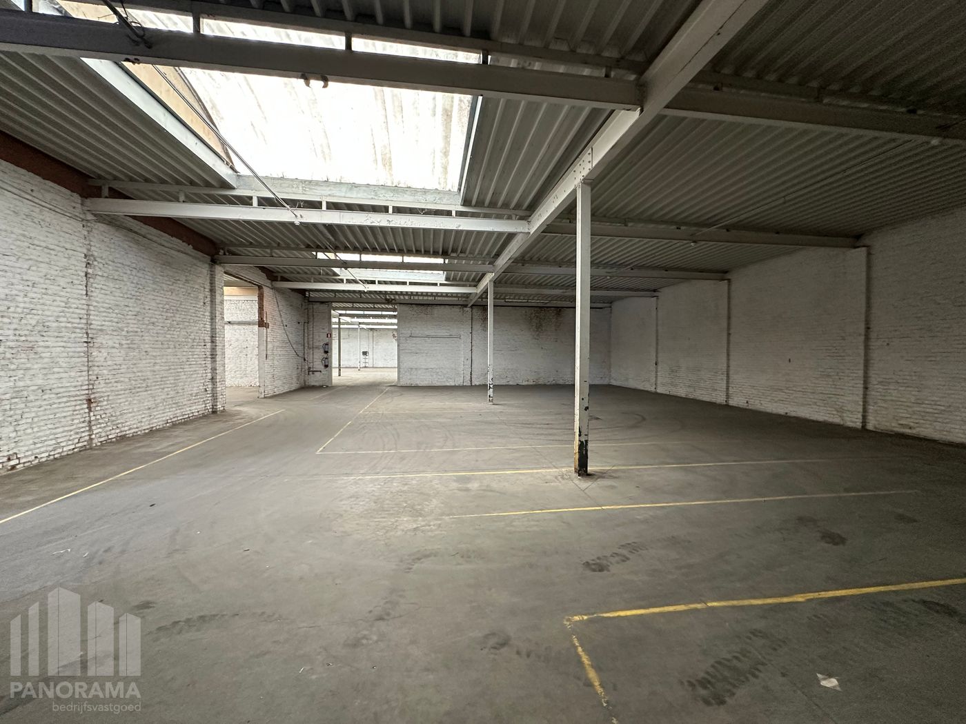 BEDRIJFSGEBOUW VAN 2.760 M² OP EEN RUIM PERCEEL VAN 4.604 M² NABIJ E17 - foto 4