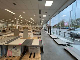 Deze showroom is strategisch gelegen langs de bedrijvige Zeelsebaan. Via de steenweg is er een snelle aansluiting op de de E17 richting Gent...