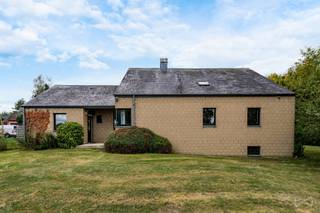 <p>We Invest Sud-Luxembourg stelt u deze lichtrijke vrijstaande woning voor, ideaal gelegen in een rustige omgeving in Habay.</p>
<p>De woning is hoofdzakelijk gelijkvloers ingedeeld en biedt royale volumes en een functionele indeling, met een ruime, lichtrijke woonkamer met houtkachel, een ingerichte keuken, drie slaapkamers en een badkamer.</p>
<p>De eigendom beschikt eveneens over twee terrassen, waarvan één aan de voorzijde, een ruime idyllische tuin, een garage en een volledige kelderverdieping met talrijke opbergmogelijkheden.</p>
<p>Een belangrijke troef van de woning is de in te richten zolderruimte van meer dan 70 m². Deze ruimte biedt bijzonder veel mogelijkheden en kan, afhankelijk van uw wensen, worden ingericht als ouderlijke suite, extra slaapkamers, ontspanningsruimte, kantoor of speelkamer. Deze bijkomende oppervlakte maakt het mogelijk om de woning eenvoudig aan uw toekomstige behoeften aan te passen.</p>
<p>Technische kenmerken: EPC C, ramen met dubbele beglazing en centrale verwarming op stookolie, aangevuld met een houtkachel. De woning biedt bovendien ruime en lichtrijke vertrekken.</p>
<p>Een lichtrijke, ruime en veelzijdige woning, ideaal voor een gezin dat op zoek is naar comfort, rust en uitbreidingsmogelijkheden.</p>
<p>Voor meer informatie of om een bezichtiging te plannen:</p>
<p>📞 +32 (0)63 33 00 69<br />📧 sud.luxembourg@weinvest.be</p>
