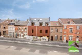 Dit appartement combineert ca.103 m² woonoppervlakte met een interessante duplexindeling. De twee slaapkamers en badkamer liggen op de eerste verdieping, terwijl de leefruimte zich volledig op de tweede verdieping bevindt.<br /><br />Op verdieping +1 bevindt zich het slaapgedeelte met twee slaapkamers en badkamer. Een verdieping hoger kom je terecht in de leefruimte met open keuken, eetkamer en salon. De hogere ligging en de grote raampartijen zorgen hier voor een aangename lichtinval. Vanuit de leefruimte heb je bovendien toegang tot het zuidgerichte terras aan de achterzijde.<br /><br />Ook technisch is het appartement helemaal klaar voor hedendaags wonen, met een lucht-waterwarmtepomp, vloerverwarming en ventilatiesysteem D.<br /><br />Troeven: 2 slaapkamers, ca. 103 m², lichtrijke leefruimte op +2, zuidgericht terras, private parkeerplaats, warmtepomp en vloerverwarming, BEN-niveau E30 met mogelijkheid tot E10.<br /><br />Deze nieuwbouweenheid kan onder de wettelijke voorwaarden in aanmerking komen voor aankoop aan het verlaagde btw-tarief van 6% in het kader van afbraak en heropbouw. Financiën<br /><br />Lijkt deze woning wel iets voor jou? Plan dan snel een bezoek door te bellen naar 012 23 00 23 of stel je vragen aan dries@immo-leroi.be.