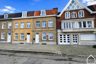 Bent u op zoek naar een veelzijdig pand met woon- en werkmogelijkheden? Deze eigendom in Ieper biedt een unieke combinatie van ruimte,...