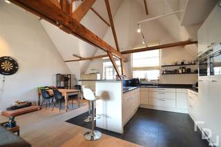 In de Sint-Jacobsstraat in Ieper vinden we dit prachtige duplex-appartement met garage.Dit appartement geniet van een toplocatie waardoor allerlei handelszaken, horeca, andere faciliteiten en bezienswaardigheden zich op wandelafstand bevinden.Indeling:V+2: Inkomhal - ruime en lichtrijke leefruimte met open keuken voorzien van verschillende SMEG-toestellen - hal - slaapkamer - badkamermet douhe en dubbele lavabo - apart toilet - terras met zicht op de MenenpoortV+3: SlaapkamerBuiten: GarageExtra's:* Toplocatie* Vrij vanaf 1/10/2025* EPC: C* Eigen garage* Syndicale kosten: €55/maand