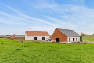 Droomt u van een leven in alle rust en ruimte, omringd door groen? Deze authentieke vierkantshoeve in Mourcourt biedt eindeloze mogelijkheden op...
