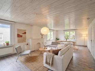 <p><span>Instapklaar appartement met terras gelegen in een enkelrichtingsstraat op uitstekende locatie, vlakbij het centrum.</span></p><p><span>De ligging in Boechout is uitstekend, met gemakkelijke toegang tot scholen, winkels en openbaar vervoer. Dit appartement is perfect voor starters, koppels of iedereen die houdt van de voordelen van een instapklaar appartement in een aantrekkelijke buurt.</span></p><p><span>De indeling: </span><span><br />Het appartement beschikt over een leefruimte, volledig uitgeruste moderne keuken, stijlvol ingerichte badkamer, twee slaapkamers en een terras. <br />Er is een privatieve kelder en een gemeenschappelijke fietsenberging. De grote ramen bieden veel daglicht en creëren een uitnodigende, lichte sfeer in het hele appartement.</span></p><p><span>Pluspunten: </span><span><br />- Klein gebouw met twee appartementen. <br />- Elektriciteit conform <br />- Individuele meters voor elektriciteit en gas (CV op gas)<br />- Gunstig EPC<br />- Uitstekende ligging</span></p><p><span><br />- Opgenomen in het maatregelen register: Nee</span></p>