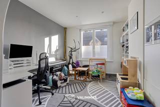 VALIMMAS verkoopt deze welgelegen en totaal gerenoveerde woning met mooie tuin en parking achteraan.... Het gelijkvloers omvat een mooie inkomhal,...