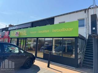 Dit fantastisch gelegen<strong> handelspand van 410 m²</strong>, bevindt zich op een uitstekende locatie langs de Koningin Astridlaan, nabij o.a. Delhaize, Hubo en Pizza Hut, ideaal voor diverse commerciële toepassingen. Deze gelijkvloerse ruimte biedt een open winkelruimte op een zichtbare locatie binnen een druk bezocht retailpark.<br /><br />Het commerciële pand bestaat uit een open ruimte met een grote glazen vitrine, wat zorgt voor fantastische zichtbaarheid. Daarnaast beschikt de handelsruimte over sanitair en verwarming wat het zeer functioneel maakt. Toegang is voorzien via een vernieuwde schuifdeur.<br />Er is ruime gemeenschappelijke parkeergelegenheid beschikbaar voor de deur en op de site, wat het voor klanten en personeel makkelijk maakt om het pand te bereiken.<br /><br />Contacteer <strong>PANORAMA B2B </strong>voor bijkomende (technische) inlichtingen, plannen of een vrijblijvend plaatsbezoek <strong>0479 70 70 73</strong>.