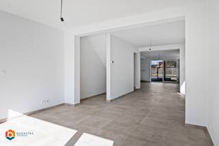 Op een uitstekende locatie in Hulshout bevindt zich deze instapklare woning met drie slaapkamers en garage. Deze woning werd in 2025 van casco volledig afgewerkt met nieuwe keuken, badkamer, elektriciteit, leidingen, ... U geniet hier van een centrale ligging, vlak bij winkels, scholen en openbaar vervoer, met bovendien een vlotte verbinding naar de belangrijkste invalswegen.<br /><br />We betreden de woning via de inkomhal, die ons leidt naar de lichtrijke leefruimte. Deze biedt plaats voor een gezellige zithoek en een aparte eetruimte. Aansluitend bevindt zich de open keuken, die mooi geïntegreerd is in het geheel en voorzien is van de voornaamste toestellen. Het gelijkvloers beschikt verder nog over een ruime wasplaats/berging en een apart toilet. De nachthal op de eerste verdieping geeft ons toegang tot drie slaapkamers en de badkamer uitgerust met een inloopdouche, lavabo en toilet. Op de nachthal heeft u de mogelijkheid nog een extra bureauruimte in te richten. Op het terras met tuin kunt u steeds in alle rust en privacy genieten van het mooie weer. De tuin is niet alleen bereikbaar via de woning zelf, maar ook langs de achterzijde. Een bijkomende troef is de aparte garage die bij aan te kopen is en bereikbaar is via een oprit langs de woning. Achteraan het perceel bevindt zich nog een tweede tuin, gemeenschappelijk voor beide woningen. De EPC bedraagt slechts 188 en de elektriciteit is conform.<br /><br />Dit is een uitstekende opportuniteit als u op zoek bent naar een instapklare woning te Hulshout. Contacteer ons voor meer informatie op 0472 22 12 41 of neem een kijkje op www.boonstravastgoed.be. <br /><br />Bijzonderheden:<br />- 3 slaapkamers<br />- Grondige renovatie (2025)<br />- Aparte garage bij aan te kopen