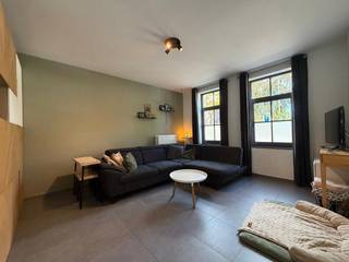 <p>Lichtrijke, ruimtelijke, compleet uitgeruste eengezinswoning (210m²) met een onderhoudsvriendelijke westtuin (311m²) op 15km van Mechelen en 12km van Leuven.<br />De woning voorziet in een zeer ruime lichtrijke leefruimte (met vide) en open keuken die zich over de volledige bouwdiepte uitstrekt, aansluitend bij de volledig uitgeruste keuken vinden we een ruime koele berging en directe toegang tot het zonnige terras, de tuin is omheind en voorziet naast twee staanplaatsen op eigen terrein ook in een handige fietsenberging en in voldoende speel- en relaxruimte.<br />Het verdiep is voorzien van een ruime master bedroom met ensuite dressing, badkamer met dubbele wastafel, bad-douchecombinatie en tweede toilet, een bureauruimte met uitzicht over vide en achtergelegen weilanden en een gezellige kinderkamer.<br />De vaste trap leidt ons verder naar de zolderverdieping waar een zeer ruime kamer momenteel als derde slaapkamer en sportkamer fungeert (twee ramen dus opsplitsen makkelijk mogelijk) en vervolgens nog een ruime technische berging.<br />Info/plaatsbezoek 0473/245102 of info@vandenvonder-decat.be.</p>