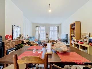 Dit ruime appartement in het hart van Brugge biedt alles wat u nodig heeft voor comfortabel wonen. Het appartement beschikt over 2 slaapkamers en...