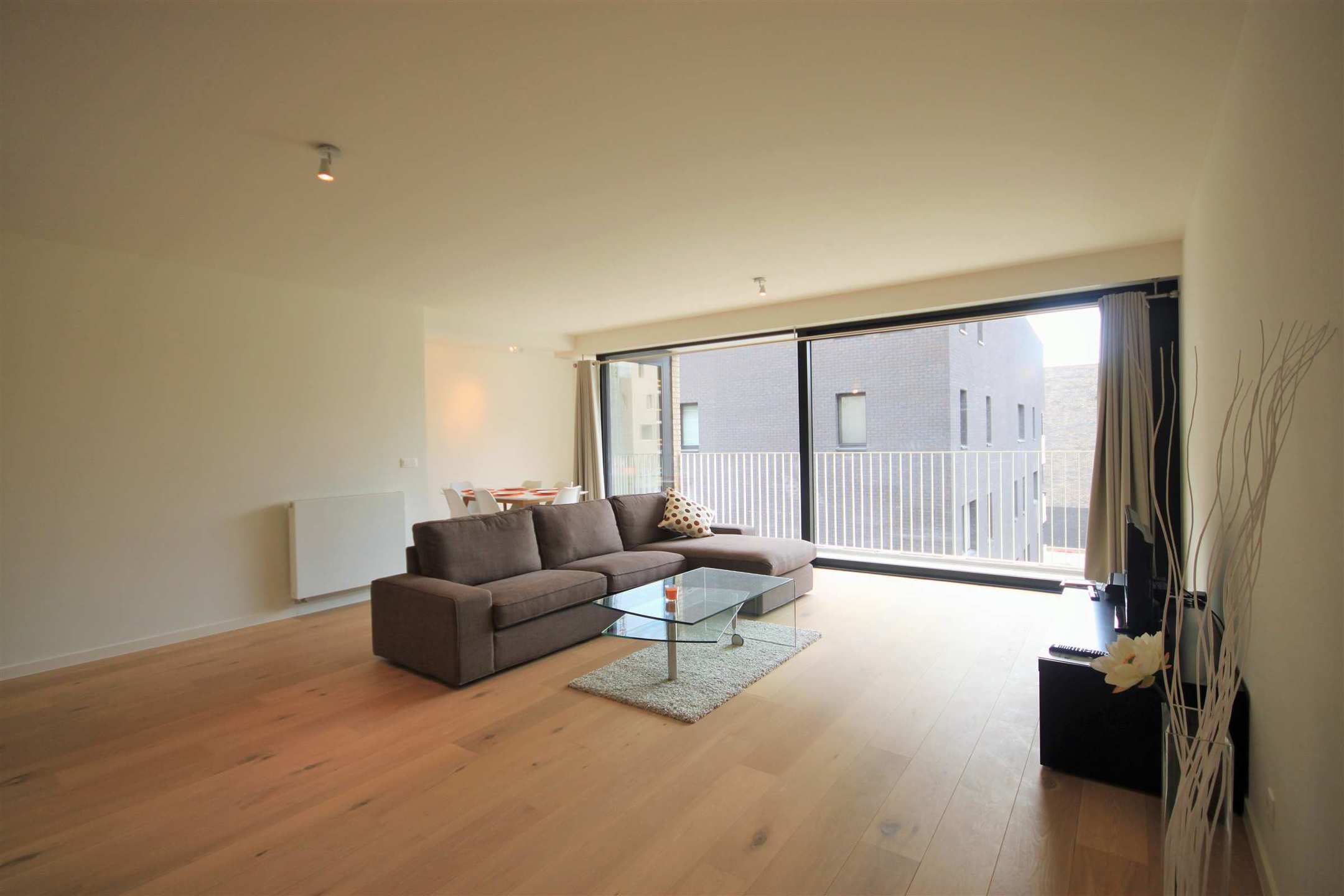Gemeubeld nieuwbouwappartement en parking op rustige locatie - foto 4