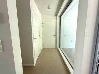 <p>Zeer gunstig gelegen appartement met 2 slaapkamers op de 1ste verdieping. Het betreft een doorkijkappartement.</p>
<p>Inkomhal met gastentoilet, open ingerichte keuken met toegang tot het voorste terras. Lichtrijke zithoek met toegang tot het achterste terras.<br />Nachthal met toegang tot de masterbedroom, tweede slaapkamer en badkamer.</p>
<p>Autostaanplaats en kelder in het ondergrondse complex.</p>
<p>Extra info: appartement op de 1ste verdieping | EPB in opmaak | geen verdere gemeenschappelijke kosten | watertoets: P-score A | G-score onbekend.</p>