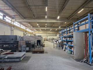 Te huur: een ruimte met kantoren en magazijn, ideaal voor een bedrijf dat op zoek is naar een functionele en strategische locatie. * Adres: Chaussée...