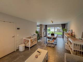 Op het einde van een doodlopende straat huisvest deze rustig gelegen woning met volgende indeling:<br /><br />GELIJKVLOERS:<br />Inkomhal met apart toilet - leefruimte - open en volledig ingerichte keuken - berging/wasruimte.<br /><br />VERDIEP 1:<br />Nachthal - 3 slaapkamers - volledig ingerichte badkamer met toilet, instapdouche en ligbad.<br /><br />TUIN:<br />Ruime oprit met carport - achterliggende tuin met zonneterras en ruime tuinberging.<br /><br />ALGEMEEN:<br />- CV op aardgas, condensatieketel.<br />- Schrijnwerk: PVC, hoogrendementsbeglazing.<br />- Ventilatie: systeem D.<br />- Regenwaterput aanwezig: 7.500l<br />- Elektriciteit: Zonnepanelen aanwezig!<br />- Zeer energiezuinige woning! (E26)<br />- Vrij vanaf 01/02/2027.<br /><br />Meer info op www.vastgoedvanoverschelde.be