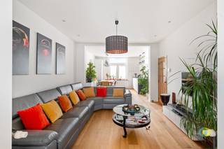 <p><span>Deze verrassend ruime eengezinswoning biedt een waaier aan mogelijkheden. Op het gelijkvloers beschikt u over een indrukwekkende inpandige garage met plaats voor twee wagens en een mooie plafondhoogte, die zich leent tot diverse invullingen. Achter de garage bevindt zich een ruime kamer, momenteel ingericht als bureau, maar even goed bruikbaar als gelijkvloerse slaapkamer of volwaardig thuiskantoor. De eerste verdieping werd recent gerenoveerd en omvat een lichtrijke leefruimte met open keuken. De open indeling versterkt het ruimtegevoel en sluit naadloos aan op de ruime veranda, die u volledig naar eigen smaak kunt benutten. Op deze verdieping is tevens een praktische wasplaats voorzien. De bovenverdieping herbergt drie volwaardige slaapkamers en een badkamer. Achteraan de woning bevindt zich een gezellig terras, ideaal om in alle rust van de buitenlucht te genieten. Het uitzonderlijk brede perceel vormt een absolute troef. Naast de woning is er overvloedige (parkeer)ruimte, terwijl achteraan een dubbele garage werd voorzien, perfect geschikt als atelier of extra opslag. Bovendien biedt de perceelbreedte diverse ontwikkelingsmogelijkheden: van het opdelen in twee bijkomende bouwgronden voor eengezinswoningen tot het realiseren van een project met een meergezinswoning, dankzij de extra breedte van 13 meter naast de bestaande woning. Deze eigendom is ideaal voor gezinnen die ruimte wensen, voor wie wonen en werken wil combineren of voor investeerders met projectambities.</span></p><p><span> </span></p>