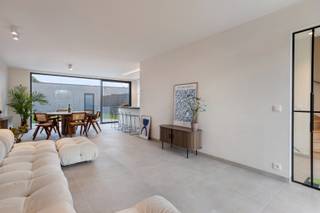 <span><span>Residentieel wonen in het landelijke Jonkershove (deelgemeente van Houthulst) waarbij iedere woning voorzien is van een ruim bijgebouw van ca. 40 m² (dubbele garage/loods). <br /><br /><strong>TRYCKEGOED</strong> is een kleinschalig en uiterst energiezuinig nieuwbouwproject bestaande uit <strong>10 woningen</strong>. Drie woningen langs de Mgr. Schottestraat en 7 gekoppelde woningen langs de Bosdreef. Alle woningen worden opgeleverd met 3 ruime slaapkamers, parkeergelegenheid voor de woning en gekoppeld aan een erg ruime garage/loods (tot 40m²) die ook als werk/berg ruimte kan dienst doen. De bijgebouwen kunnen langs achteren via een afzonderlijke toegang bereikt worden. Een deur in het bijgebouw koppelt deze met de tuin van iedere woning. </span></span><br /><br /><span><span><strong>Comfort, energiezuinigheid en kwaliteit zijn de eigenschappen van deze kleinschalige realisatie.</strong><br /><br />Tijdens de ontwerpfase werd veel aandacht geschonken aan enerzijds de <strong>energiezuinigheid</strong> </span></span><span><span>(reeds eerste <strong>e-peil bekend van -15</strong> !!! )</span></span> <span><span>en anderzijds het <strong>wooncomfort </strong>van de bewoners:</span></span>
<ul>
	<li><strong><span><span>Praktische indeling;</span></span></strong></li>
	<li><strong><span><span>Veel lichtinval;</span></span></strong></li>
	<li><span><span><strong>Handige en ruim bijgebouw</strong> (dubbele garage/loods);</span></span></li>
	<li><span><span>Regenwaterput van <strong>10.000L per woning</strong>; </span></span></li>
</ul>
<span><span>Op deze manier is het zowel binnen als buiten aangenaam vertoeven in deze woningen.<br /><br /><strong><u>Indeling:</u></strong> Mooie inkom met gastentoilet, open leefruimte met open keuken gekoppeld aan een erg ruime keukenberging. Op eerste verdiep beschikt de woning over 3 zeer ruime slaapkamers, een badkamer (inloopdouche, dubbele lavabo en mogelijkheid voor een bad) en afzonderlijk toilet op de gang. <br /><br /><strong><u>Wat maakt TRYCKEGOED uniek:</u></strong></span></span>

<ul>
	<li><span><span>Beter dan BEN (E4 tot E20) -> 100% korting op onroerende voorheffing voor 5 jaar en S23 tot S28 (afhankelijk van type woning);</span></span></li>
	<li><span><span>Aluminium buitenschrijnwerk;</span></span></li>
	<li><span><span>Energiezuinig project (vloerverwarming met <strong>warmtepomp (l/w), 8 zonnepanelen per woning</strong>, warmtepomp met ingebouwde boiler voor sanitair warm water,…);</span></span></li>
	<li><span><span>Ventilatiesysteem D; </span></span></li>
	<li><span><span><strong>Kleinschalig project</strong>;</span></span></li>
	<li><span><span><strong>Rustige ligging</strong>;</span></span></li>
	<li><span><span>Kwalitatieve architectuur en materiaalkeuze;</span></span></li>
	<li><span><span><strong>Uniek concept met ruime dubbele garages/loodsen</strong> gekoppeld aan woning;</span></span></li>
	<li><span><span>...</span></span></li>
</ul>
<span><span><em>Prijs garage op aanvraag (dient mee aangekocht te worden per woning).</em><br /><br />Dit is een realisatie van Marc Demeulenaere. Wie reeds gebouwd heeft met deze bouwheer, weet dat we hier spreken van een zeer kwalitatieve opdrachtgever met oog voor kwaliteit en degelijkheid. U ziet onmiddellijk aan de werf dat dit project een goede opvolging geniet. <br /><br /><strong>Bent u op zoek naar een prachtige nieuwbouw als eigen woning of een goede investering met gegarandeerd rendement? Plan dan snel uw afspraak! Contacteer ons op het nummer 051 50 11 51 of via diksmuide@diksimmo.be.</strong></span></span>