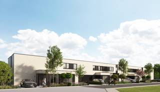 <span>Nieuwbouwwoning in Roeselare.  Deze<span> <strong><span>strakke nieuwbouwwoning</span></strong></span> wordt gebouwd in een nieuwe verkaveling nabij het centrum van Roeselare met privé oprit voor de deur!  Deze woning betreft een nieuw te bouwen woning.<br />De woning is voorzien van een mooie inkomhal met vestiaire mogelijkheid, toilet, grote leefruimte met een aansluitende open keuken.  Palend aan de keuken is een <span><strong><span>zeer grote berging</span></strong></span> voorzien.  Deze berging loopt door over de volledige diepte van de woning waardoor je nooit met tuinafval door de woning hoeft!<br /><br />Op de bovenverdieping wordt er een apart toilet voorzien, een uitgeruste badkamer met o.a. dubbel lavabomeubel, ligbad en douche. De <span><strong><span>3 grote slaapkamers</span></strong></span> worden standaard voorzien van laminaat. <br /><br />Kenmerken:<br />- Oprit en terras inbegrepen<br />- Vaste prijs, geen indexatie<br />- Zonnepanelen<br />- Regenwaterput van 10.000L met pomp in de put<br />- Laminaat in de slaapkamers<br />- Uitgeruste maatkeuken<br />- Eiken, behandelde trap<br />- Aluminium ramen en deuren<br />- Plafondhoogte van 2m60<br />- Laag E-peil: E-23</span><br /><br /><span>Deze woning wordt volledig <span><strong><span>op maat afgewerk</span></strong>t</span> volgens de keuzes van de koper. <br />Grondoppervlakte : 196 m²   /  Prijzen excl. btw en registratiebelastingen.<br />Interieurfoto's zijn als voorbeeld van een gelijk(w)aardige woning.  <br />Benieuwd naar <span><strong><span>meer info,</span></strong></span> bekijk het indelingsplan op bouwbossu.be en contacteer Floris voor <span><strong><span>bezoek</span></strong></span> aan <strong><span><span>de</span> <span>kijkwoning</span> </span></strong>0496/101.201 - Nieuwbouwwoning Roeselare</span>
