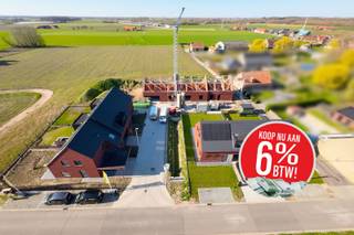 <span><span><span>Prachtig wonen in alle rust en toch dicht bij het centrum van Langemark-Poelkapelle en vlotte verbinding naar steden als Diksmuide, Ieper en Poperinge.<br />Nieuwbouwproject '<strong>De Mangelaar' </strong>is een <strong>unicum op de markt</strong>. De woningen zijn gerealiseerd door ontwikkelaar <strong>Leoliz</strong> </span></span></span><span><span><em>(Nieuwbouwontwikkelaar, die met heel wat ervaring in de bouw, zijn klanten graag persoonlijk begeleidt doorheen het bouwtraject)</em></span></span><span><span><span><span>.</span></span><br /><br /><span>In de ontwerpfase werd de nodige aandacht besteed aan <strong>het ruimtelijke gevoel </strong>in de woning en dit in combinatie met toepassing van energiezuinige technieken en duurzame materialen bekomen we zo een uniek aanbod binnen het nieuwbouwsegment. We kunnen u woningen aanbieden met maar liefst <strong>220m²</strong> aan bewoonbare oppervlakte en er is keuze uit aanbod met <strong>3 tot zelfs 5 ruime slaapkamers</strong>. Wagens krijgen plaats in een inpandige <strong>garage of een ruime carport </strong>gekoppeld aan de woning.</span><br /><br /><span>Er werd gekozen om de woningen af te werken met <strong>vloerverwarming (zowel beneden als boven)</strong>, koppeling met een warmtepomp behoort tot de mogelijkheden. Voor ventilatie werd gekozen voor <strong>systeem D</strong>, dus met warmterecuperatie. In het lastenboek merk je snel op dat de nodige aandacht is besteed om voor de afwerking van de woning te kiezen voor <strong>kwaliteit</strong>. De budgetten vooropgesteld voor badkamer, keuken en vloeren dekken ruim de noden en kunnen op heden nog volledig verder gepersonaliseerd worden.   </span><br /><br /><span>Het project 'De Mangelaar' zal in verschillende fases gebouwd worden, iedere fase gekenmerkt door een eigen opleveringsdatum.<br />Op heden zijn de werken gestart voor woning 1 en 2 (koppelwoningen langs de Mangelaarstraat).</span><br /><span>Het project zal vervolgens verder gerealiseerd worden met 2 rijwoningen en 4 halfopen bebouwingen met als kers op de taart <strong>één alleenstaande villa</strong> op een perceel van maar liefst <strong>726m²</strong>.</span><br /><br /><u><strong><span>Groen wonen:</span></strong></u><br /><span>De woningen zijn allen gebouwd volgens de <strong>BEN</strong>-normering, vanuit de vergunning dient een energielabel bekomen te worden lager dan E25. Dit betekent ook dat u een <strong>korting geniet van 50% op uw onroerende voorheffing gedurende de eerste 5 jaar.</strong> In samenspraak met de bouwheer kan echter ook een volledige vrijstelling bekomen worden, mits enkele extra aanpassingen bovenop de standaard (extra zonnepanelen,…).</span><br /><br /><strong><u>Troeven van deze alleenstaande villa:</u></strong></span></span>
<ul>
	<li><span><span><span><span><span><span><span><span><span><span><span><span>Woningen met 5 <strong>ruime</strong> slaapkamers (één slaapkamer op het gelijkvloers);</span></span></span></span></span></span></span></span></span></span></span></span></li>
	<li><span><span><span><span><span><span><span><span><span><span><span><span>Uniek<strong> perceel van 726m²</strong> met panoramische verzichten;</span></span></span></span></span></span></span></span></span></span></span></span></li>
	<li><span><span><span><span><span><span><span><span><span><span><span><span>Zolder als extra bergruimte te gebruiken;</span></span></span></span></span></span></span></span></span></span></span></span></li>
	<li><span><span><span><span><span><span><span><span><span><span><span><span>Vloerverwarming (beneden en boven);</span></span></span></span></span></span></span></span></span></span></span></span></li>
	<li><span><span><span><span><span><span><span><span><span><span><span><span>Ventilatiesysteem D;</span></span></span></span></span></span></span></span></span></span></span></span></li>
	<li><span><span><span><span><span><span><span><span><span><span><span><span>Ruim budget voor keuken voorzien: <strong>18.500 Euro + btw;</strong></span></span></span></span></span></span></span></span></span></span></span></span></li>
	<li><span><span><span>Zonnepanelen;</span></span></span></li>
	<li><span><span><span>Regenwaterput (7.000 tot 10.000L);</span></span></span></li>
	<li><span><span><span><span><span><span><span><span><span><span><span><span>Ruime berging gekoppeld aan carport;</span></span></span></span></span></span></span></span></span></span></span></span></li>
	<li><span><span><span><span><span><span><span><span><span><span><span><strong>Avondzon in de tuin</strong>;</span></span></span></span></span></span></span></span></span></span></span></li>
	<li><span><span><span>Ruime carport voor 2 wagens + plaats voor fietsen + oprit;</span></span></span></li>
	<li><span><span><span>Terras en tuinafsluiting inbegrepen in prijs;</span></span></span></li>
</ul>
<span><span><span>Op heden vrije keuze in de materialen, afwerking op maat.</span></span></span><br /><br /><strong>WENS JE EEN BROCHURE VAN DIT PROJECT TE BEKOMEN?</strong> (incl. alle verkoopplannen, lastenboek en totaalprijs), neem dan snel contact op met één van onze makelaars. <br /><br /><span><span><span>Deze energiezuinige nieuwbouwwoningen zijn ook uiterst geschikt als <strong>opbrengsteigendom. </strong></span><br /><br /><span><em>De oplevering van dit nieuwbouwwoningen zal gebeuren in verschillende fases.</em><br /><em>Eerste fase oplevering voorzien midden/najaar 2024. </em></span></span></span>