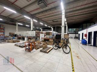 Logistiek magazijn met een oppervlakte van 1.407 m² in combinatie met 103 m² kantoor te huur. Strategisch gelegen op een boogscheut van Antwerpen...