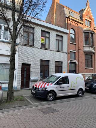 Dit appartement is gelegen op de eerste verdieping en heeft een gemeenschappelijke ingang met het appartement op het gelijkvloers.Geen lift in het...
