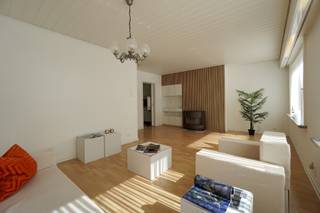 <p>Deze verzorgde halfopen bebouwing bevindt zich op een mooi perceel van ca. 360 m² in het landelijke Kortemark.</p>
<p>De woning biedt verrassend veel ruimte en licht.</p>
<p>Dankzij de recente opfrissingswerken in 2026; zonnepanelen, dakisolatie en conforme elektriciteit, is deze woning volledig klaar voor haar nieuwe bewoners.</p>
<p>Via de ruime inkom- en trappenhal betreden we de woning. De gezellige leefruimte geniet van veel natuurlijke lichtinval en is praktisch ingedeeld in een gezellige zithoek en een aparte eetplaats.</p>
<p>Aansluitend bevindt zich de functioneel ingerichte keuken met een eetplaats die uitgeeft op de tuin, uitgerust met een vaatwasser, fornuis, dampkap en degelijke opbergkasten.</p>
<p>Vanuit de keuken heeft u toegang tot een ruime, droge kelder en de wasplaats met een privatief toilet. Eveneens op het gelijkvloers: de volledig vernieuwde badkamer, uitgerust met een moderne inloopdouche en wastafelmeubel.</p>
<p>Het verdiep telt 3 volwaardige slaapkamers en 1 kleinere kamer, wat deze eigendom bijzonder geschikt maakt voor gezinnen, thuiswerkers of wie graag extra ruimte heeft.</p>
<p>Buiten geniet u eerst van een zonnige binnenkoer, gevolgd door een ruime tuinberging met tal van mogelijkheden als opslagruimte, atelier of hobbyruimte. Achteraan strekt zich een zonnige tuin uit met een prachtig landelijk verzicht, waar u in alle rust kunt genieten van het buitenleven.</p>
<p>Een verrassend ruime en energiezuinige gezinswoning zonder renovatieverplichting. Een unieke kans voor wie op zoek is naar een solide basis en deze graag verder personaliseren met een eigen decoratieve toets.</p>
<p><strong>Interesse? Contacteer Marlies@immovernack.be</strong></p>