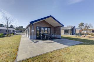 Deze mooie gemeubileerde 6-persoons vakantiewoning is prachtig gelegen aan het water op het verzorgde EuroParcs domein Zilverstrand in Mol...