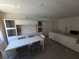 Te huur:<br /> Zeer goed gelegen appartement <br />bemeubeld, middenin verborgen groen<br />in centrum Leuven<br /><br />1 slaapkamer <br />70 m2 <br /><br />Inkomhall met vestiaire, WC, Living, keuken met ontbijthoek, 1 ruime slaapkamer met aanpalende badkamer met lavabo en ligbad , 1 bergruimte met plaats voor wasmachine, droogkast, en voorraad. Terras en ruime kelder.<br />Keuken met gootsteen, fornuis, oven, dampkap, koelkast met diepvriescompartiment. <br />Ramen: dubbele beglazing, kunnen op kiepstand. Plissé- hor in terrasdeur.<br />Videofoon en afstandsbediening voor toegangspoort, badge voor toegangsdeur appartementsgebouw. <br /><br />Op zeer rustige (!) locatie (binnengebied tussen Tessenstraat &amp; Ridderstraat). Dicht bij bushalte en winkels. Op 400 m van de Grote Markt.<br /><br />Modern bemeubeld: box spring, slaapkamerkast met schuifdeuren, bureau, boekenkast, TV-meubel en televisie, <br />grote sofa , gelakte witte eetkamerkast, moderne led- hanglamp, eetkamertafel en stoelen. <br />Blikdichte rolgordijnen in slaapkamer en voor terrasdeur, blikdichte overgordijnen in living, horren…. <br /><br />Door automatische poort afgesloten van straatzijde. Op 2e verdieping (lift aanwezig).<br /><br /> ! voor NIET-roker<br />Verhuur na inboedel- en plaatsbeschrijving. Huurcontract naar voorbeeld ‘Test Aankoop’<br /><br />Vrij vanaf: 1 juni 2026<br /><br /><br /><br /><br />