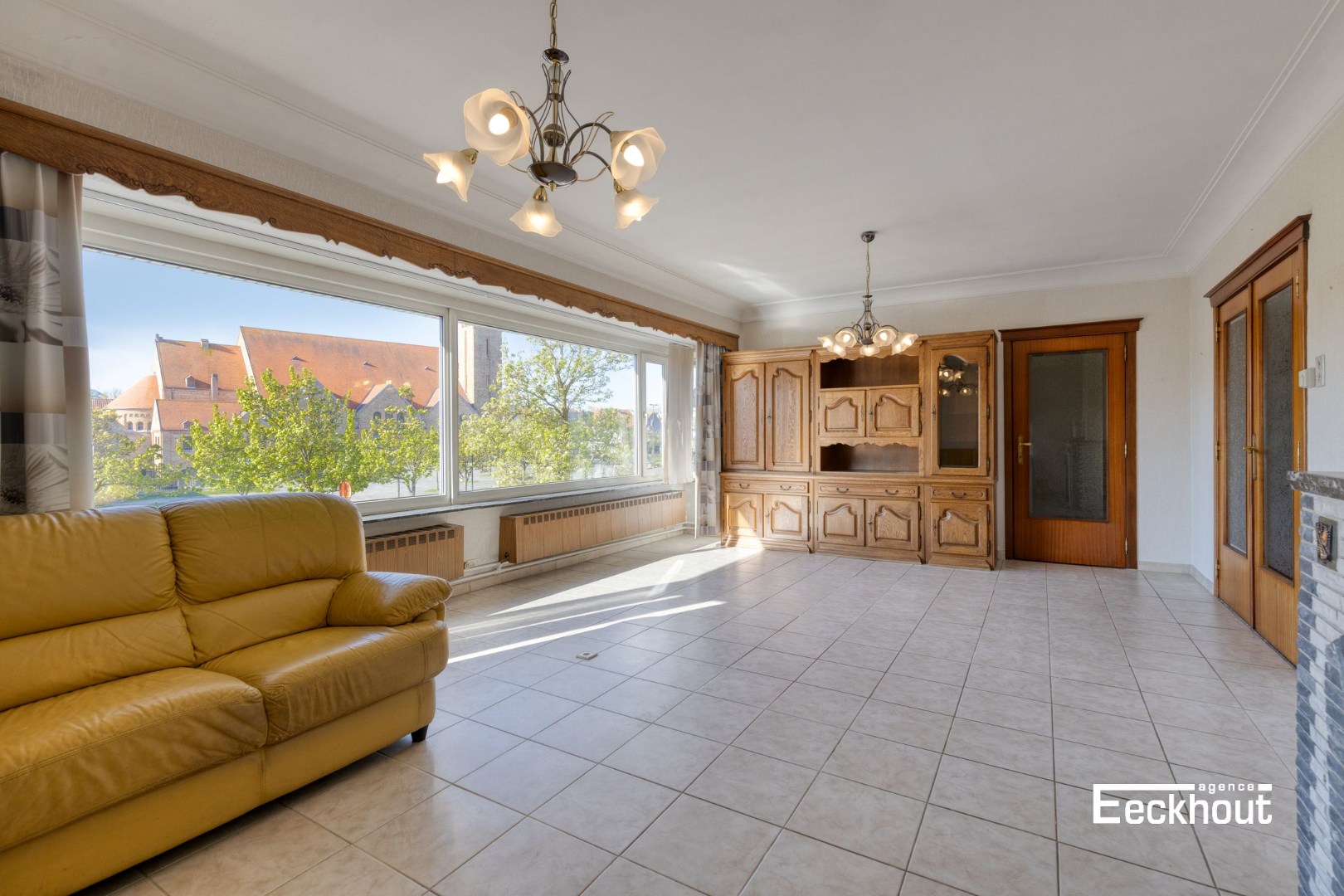 Zeer ruime woning boordevol potentieel met grote garages en mooi open zicht! - foto 4
