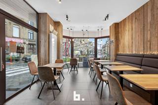 In het hart van Diksmuide, pal aan de Grote Markt, bevindt zich deze uitstekend draaiende en gekende brasserie–tearoom.<br />Dankzij de topligging, de jarenlange sterke reputatie én de grondige vernieuwingen in 2019 biedt deze zaak een unieke opportuniteit voor wie een instapklare horecazaak zoekt op een locatie met maximale zichtbaarheid en passage.<br /><br />Boven de zaak bevindt zich een ruim en lichtrijk appartement met een prachtig uitzicht over de Grote Markt – ideaal voor eigen bewoning of personeel.<br /><br />Indeling<br />Gelijkvloers<br /><br />- Gezellig restaurant met 34 comfortabele zitplaatsen<br />- Praktische, goed ingedeelde keuken<br />- Sanitaire voorzieningen<br />- Ruime terrassen goed voor totaal 58 zitplaatsen<br /><br />Eerste verdieping<br />- Lichtrijke woonkamer<br />- Volledig ingerichte keuken<br />- Slaapkamer<br />- Badkamer<br />- Afzonderlijk toilet<br /><br />Zolderverdieping<br />- Extra slaapkamer<br />- Berging<br /><br />Kelder<br />- Volledig onderkelderd – ideaal voor stockage<br /><br />Bijzonderheden<br />- Vernieuwde en gekeurde lift tot aan kelder en eerste verdieping<br />- Verwarming via condensatieketel op aardgas + deels gasradiatoren<br />- Rolluiken op eerste verdieping<br />- Bevloering in tegels en laminaat<br />- Vrij van brouwer<br /><br />Overnameprijs wordt gevraagd<br /><br />Een echte aanrader voor wie op zoek is naar een horecazaak te koop in het centrum van Diksmuide!<br /><br />Wil je ondernemen op een locatie die elke dag opnieuw rendeert? Grijp dan nu je kans.<br /><br />Benieuwd naar deze eigendom? Neem contact op via julie@bricx.be of 0479 616 455.<br /><br />Dit pand wordt verkocht onder het systeem van START 2 FINISH.<br />Elk prijsvoorstel gelijk of hoger dan deze startprijs wordt voorgelegd aan de verkoper(s) die dit al dan niet kan aanvaarden.<br />Startprijs: 450.000 EUR