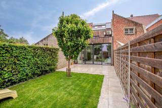 Op zoek naar een instapklare woning die een modern interieur combineert met de technologie van morgen? Deze in 2023 prachtig gerenoveerde woning in de Rootputstraat biedt het allemaal. Dankzij de warmtepomp, zonnepanelen en een thuisbatterij ben je hier volledig klaar voor een energiezuinige toekomst.<br /><br />Binnenkomen doe je via de inkom met gastentoilet en een praktische wasberging. Aansluitend vind je de eerste badkamer met inloopdouche, stortbad en dubbele lavabo. Het absolute hoogtepunt is er de indrukwekkende, lichtrijke leefruimte met een moderne open keuken. Dankzij de grote raampartijen en de lichtkoepel stroomt het daglicht binnen. De schuifdeur biedt toegang tot de gezellige tuin met zonneterras, waar de achtergevel stijlvol is afgewerkt met hoogwaardige isolatie en hout.<br /><br />Op de eerste verdieping bevinden zich twee ruime slaapkamers en een handige tweede badkamer (die wordt afgewerkt op kosten van de verkoper). De zolderverdieping is de absolute kers op de taart: een sfeervolle, riante masterbedroom.<br /><br />Je woont hier in een rustige, doodlopende straat met quasi altijd parkeerplek voor de deur. Toch geniet je van een vlotte bereikbaarheid naar het centrum van Kortrijk en belangrijke invalswegen. Natuurliefhebber? Via het Jagerspad sta je meteen in het groen voor een wandeling of fietstocht langs de Leie.<br /><br />Enkel nog een likje verf en de laatste details naar eigen smaak afwerken. Plan snel je bezoek en laat je verrassen door de ruimte!<br /><br />Bestuursmaatregelen in het maatregelenregister: nee<br /><br />Deze AI-visualisaties zijn bedoeld als inspiratie. Er werd geen rekening gehouden met technische specificaties, stedenbouwkundige voorschriften of de concrete mogelijkheden tot realisatie.