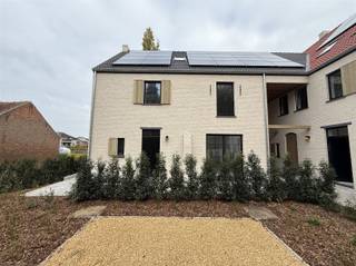 <p><span>Bien cachée sous le clocher de l'église, au milieu du pittoresque centre du village de Wakkerzeel, à deux pas de Louvain et à proximité de toutes les routes principales, nous avons le plaisir de </span><span>proposer à la location cette construction ouverte avec 4 chambres à coucher et 2 salles de bain. </span></p><p><span> </span></p><p><span>Cette maison neuve très économe en énergie, entièrement livrée dans les règles de l'art et construite avec des matériaux durables et d'excellente qualité, dispose d'une surface habitable utile d'environ 254 m² et d'un grand jardin donnant sur une réserve naturelle. </span></p><p><span>Cette maison nouvellement construite, située sur un terrain de pas moins de 1379 m² dans un style rural et intemporel, est finie à un niveau élevé et est équipée de tout le confort moderne, c'est-à-dire un chauffage par le sol partout, une pompe à chaleur air-eau, 12 panneaux solaires et un récupérateur d'eau de pluie, ce qui contribue à une vie économe en énergie et respectueuse de l'environnement.</span><span> Le loyer comprend également 2 places de parking intérieures, 1 place de parking extérieure, une cave individuelle et un local à vélos. </span></p><p><span>#En bref, une véritable opportunité pour les personnes qui souhaitent vivre de manière économe en énergie, spacieuse, intemporelle et luxueuse dans un environnement calme, accueillant pour les enfants et vert, dans un endroit unique. Disponible immédiatement. Durée minimale du bail : 3 ans. Une visite s'impose. Pour les décideurs rapides. </span></p>