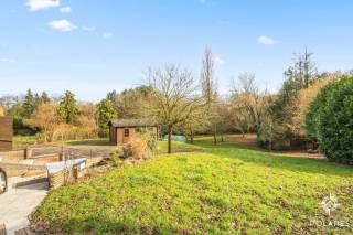Deze ruime villa, gebouwd in 2000, is gelegen op een ruim perceel in een residentiële buurt in Herent, op een steenworp van Leuven. Met een bewoonbaar oppervlakte van 275m² (volgens EPC) en een  EPC-label B biedt deze woning een degelijke constructie, afgewerkt met kwalitatieve materialen, en bijzonder veel ruimte en potentieel.<br /><br />Via de inkomhal op het bel-étageniveau kom je binnen in een ruime inkomhal met apart toilet,  vestiaire en een praktische wasplaats. Aansluitend vind je er een volledig uitgeruste keuken, en een lichtrijke leefruimte met zit- en eetplaats, die toegang geeft tot het terras. <br /><br />De verdieping bestaat uit een nachthal met toegang tot een apart toilet, een ruime badkamer en 3 volwaardige slaapkamers. De hoofdslaapkamer beschikt bovendien over een dressing. Verder is er nog een zolder aanwezig. Dankzij de praktische indeling kan elke ruimte functioneel worden benut.<br /><br />De woning is volledig onderkelderd en beschikt op dit niveau over zeer ruime bergplaatsen en een inpandige garage met plaats voor 2 wagens. Daarnaast is er extra ruimte die kan dienen als bureau of hobbyruimte. <br /><br />De uitgestrekte tuin op een perceel van 2.500m² zorgt voor privacy en een groen uitzicht. Dit alles op wandel- en fietsafstand van het centrum van Leuven. U bevindt zich bovendien op slechts enkele minuten van UZ Gasthuisberg, KU Leuven, IMEC en belangrijke invalswegen.<br /><br />De woning werd gebouwd met kwaliteitsvolle materialen, is met zorg onderhouden en voorzien van 4 parkeerplaatsen, inclusief elektrische laadpaal. Het EPC-label B garandeert bovendien lage energiekosten en een hoog wooncomfort. <br /><br />Kortom, de ideale woning voor zowel gezinnen als ondernemers die nood hebben aan extra ruimte. <br /><br />Meer informatie via www.polares.eu of neem contact op via victoria@polares.eu