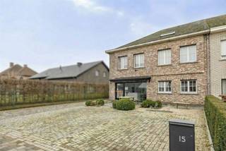 <p>KIJKDAG ZAT. 14/02 ENKEL OP AFSPRAAK</p><p>Dit veelzijdige handelshuis met atelier en ruim magazijn is gelegen in het gezellige Meldert en biedt een uitzonderlijke combinatie van wonen en werken. Ideaal voor zelfstandigen of ondernemers die op zoek zijn naar ruimte, functionaliteit en comfort op één locatie.</p><p>Het pand is gelegen op een perceel van maar liefst 1.400 m² en beschikt over een totale bruikbare oppervlakte van ca. 436,5 m².</p><p>Gelijkvloers<br />Aan de straatzijde bevindt zich een praktische atelier. Via de poort is er een vlotte toegang voor leveringen en materialen. De achterliggende binnenkoer geeft uit op een uitgestrekt magazijn.</p><p>Het woongedeelte op het gelijkvloers omvat een ruime inkomhal, een charmante en lichtrijke leefruimte, een volledig ingerichte keuken met ontbijthoek, een eerste badkamer met inloopdouche en lavabo, een apart toilet, een inpandige garage en een praktische kelder.</p><p>Eerste verdieping<br />Op de eerste verdieping bevinden zich vier volwaardige slaapkamers, een ruime nachthal met vaste trap naar de zolderverdieping en een tweede badkamer met ligbad, lavabo en toilet.</p><p>Zolderverdieping<br />De zolder biedt nog extra potentieel en kan ingericht worden als bijkomende slaapkamer, hobbyruimte of extra bergruimte.</p><p>Na ontvangst van de biedingen zal de verkoper beslissen of hij/zij de eigendom verkoopt aan het beste bod. De prijs is aldus niet bindend voor de verkoper.<br />Meer info op 053/70.23.67 of info@derick.be</p>