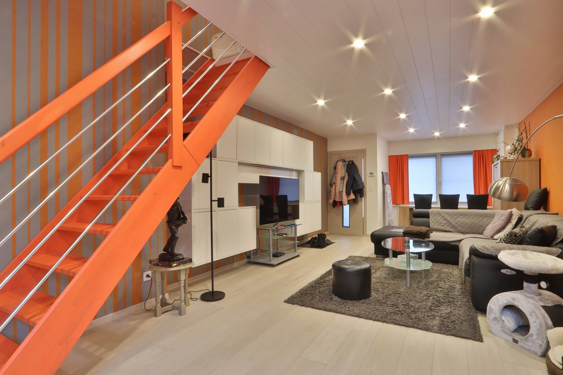 Gezellige woning met 2 slaapkamers, koer en autostplts op centrale ligging in Melsele! - foto 3