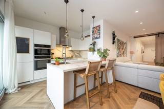 <p><span>Op zoek naar een ruim appartement in een rustige maar opkomende buurt vlak bij het centrum van Antwerpen? Dan is dit instapklare, trendy appartement met 3 slaapkamers, kelderberging én autostaanplaats precies wat je zoekt. Je geniet hier van veel licht, een stijlvolle afwerking en een vlotte bereikbaarheid.</span></p><p><span> </span></p><p><span>Stijlvol en lichtrijk wonen</span></p><p><span>Met z’n 104 m² bewoonbare oppervlakte, warme visgraat parketvloeren en hoge plafonds, ademt dit appartement ruimte en stijl. Je komt binnen via een ruime hal met digitale thermostaat, parlofoon en toegang tot alle kamers. De gezellige leefruimte van maar liefst 44 m² is afgewerkt met strakke industriële details, ingebouwde spots en een prachtige aluminium schuifraam die toegang biedt tot het voorgelegen balkon.</span></p><p><span>De open keuken is strak en functioneel met wit kunststof fronten, een wit keramisch werkblad en kwalitatieve toestellen: een 5-pits gasvuur en 2 ovens van Miele, AEG dampkap en chromen kraanwerk. De slimme indeling zorgt ervoor dat je hier gezellig samen kookt én tafelt.</span></p><p><span> </span></p><p><span>3 volwaardige slaapkamers & stijlvolle badkamer</span></p><p><span>De drie slaapkamers hebben allemaal een warme visgraat parketvloer. Twee kamers (8,5 m² en 17 m²) bevinden zich aan de rustige achterzijde met manuele rolluiken, vliegenramen en composiet vensterbanken. De derde kamer (11,5 m²) beschikt over een ronde dakkoepel die zorgt voor natuurlijke lichtinval. De badkamer is een echte eyecatcher met een moderne, industriële look: witte marmerlook tegels, een dubbele wastafel, zwarte kasten, glazen douchewand met industriële frame en ledverlichting onder het hangtoilet. Praktisch en stijlvol tegelijk.</span></p><p><span> </span></p><p><span>Handige extra’s</span></p><p><span>Er is een aparte berging met aansluiting voor de wasmachine en een individuele gasketel. Verder beschik je over een privatieve kelderberging én een autostaanplaats. De ondergrondse fietsenberging is mooi meegenomen voor wie graag met de fiets de stad in trekt.</span></p><p><span> </span></p><p><span>Rustig wonen in opbloeiende buurt</span></p><p><span>Je woont hier in een opkomende buurt in 2060 Antwerpen, op wandelafstand van het station Schijnpoort en diverse bushaltes. Het is hier heerlijk rustig wonen, met het bruisende stadsleven toch binnen handbereik. Je vindt alles in de buurt: winkels, openbaar vervoer, scholen en gezellige horecaplekken.</span></p><p><span> </span></p>