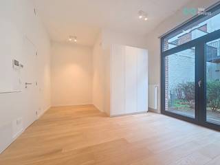 <p>E-mail: clara.jacquy@weinvest.be<br />Tel.: +32 456 12 69 85</p>
<p>We Invest biedt u exclusief deze lichtrijke studio van 37 m² aan, gelegen op het gelijkvloers van een gebouw aan de Koninklijke-Prinsstraat 37 in Elsene.</p>
<p>Dit mooie project bevindt zich in een charmante buurt, op wandelafstand van tal van leuke plaatsen, winkels, openbaar vervoer en alle nodige voorzieningen.</p>
<p>De studio valt meteen op door haar natuurlijke lichtinval en gezellige sfeer. Ze bestaat uit een woonruimte van 20 m², een volledig uitgeruste keuken, een ruime douchekamer en een aparte wasruimte.</p>
<p>Daarnaast beschikt u over een private kelder en een gemeenschappelijke fietsenberging.</p>
<p>Huurprijs: €900/maand<br />Maandelijkse lasten: €95 (voorschot inclusief privéverbruik van warm water, verwarming en gemeenschappelijke kosten)</p>
<p>EPC: C</p>
<p>Een zeldzame opportuniteit die comfort, licht en een uitstekende ligging combineert.</p>
<p>Ontdek nog meer exclusieve panden op www.weinvest.be.</p>