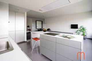 Découvrez ce magnifique appartement, aménagé avec goût, situé au 4ᵉ étage de la Résidence Melinda. Grâce à son emplacement privilégié, vous profitez chaque jour d’une vue imprenable sur la place Vuurkruisenplein, le port de plaisance et le célèbre Mercator.<br /><br /><strong>Séjour lumineux avec vue panoramique</strong><br />Le séjour spacieux et lumineux constitue le cœur de l’appartement. De grandes baies vitrées laissent entrer une abondante lumière naturelle et offrent une vue dégagée et unique sur les environs. Un espace idéal pour vivre et se détendre.<br /><br /><strong>Cuisine ouverte moderne tout confort</strong><br />La cuisine ouverte contemporaine est entièrement équipée et offre tout le confort nécessaire. Elle dispose notamment d’un lave-vaisselle, d’une plaque de cuisson, d’un four et d’une machine à laver. Parfait pour allier confort et fonctionnalité.<br /><br /><strong>Deux chambres avec accès à une terrasse ensoleillée</strong><br />À l’arrière de l’appartement se trouvent deux pièces complètes :<br /><span>Une grande chambre avec lit double et placards intégrés</span><br /><span>Une seconde pièce aménagée en bureau ou chambre d’amis </span><br /><br />Les deux chambres donnent directement accès à la terrasse ensoleillée de 10 m², idéale pour profiter du calme et de l’extérieur.<br /><br /><strong>Salle de bains pratique et confort supplémentaire</strong><br />La salle de bains, moderne, est équipée d’une douche à l’italienne, d’un lavabo et d’un WC. Tout est prévu pour un confort optimal.<br /><br /><strong>Atouts supplémentaires et équipements</strong><br /><span>Entièrement meublé</span><br /><span>Possibilité de louer une place de parking à proximité immédiate (90 €/mois)</span><br /><span>Chauffage central au réseau de chaleur</span><br /><span>Provision charges fixes : 100 €/mois</span><br /><span>Provision chauffage et eau : 120 €/mois</span><br /><span>Économe en énergie (PEB : 145) </span><br /><br /><strong>Disponibilité et superficie</strong><br /><span>Disponible à partir du 1er juillet 2026</span><br /><span>Superficie totale : 84 m² + terrasse de 10 m² </span><br /><br /><strong>Appartement idéalement situé à la côte</strong><br /><br />Cet appartement allie confort, élégance et emplacement exceptionnel. Idéal pour ceux qui recherchent un appartement meublé prêt à emménager avec vue sur la mer, le port de plaisance et la vie urbaine.<br /> 