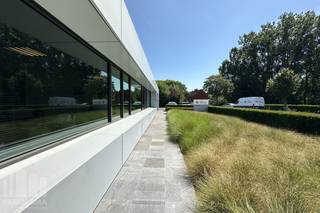 Gunstig gelegen <strong>bedrijfsgebouw</strong> te huur met een totale oppervlakte <strong>van 1.310 m²</strong> op een<strong> terrein van 2.670 m²</strong>, bestaande uit 310 m² instapklare kantoorruimte en 1.000 m² magazijn. Het pand geniet van een <strong>uitstekende bereikbaarheid</strong> dankzij de onmiddellijke <strong>nabijheid van de R8</strong>, met een vlotte aansluiting op de E17 en A19.<br /><br />De <strong>kantoorruimte</strong> is volledig afgewerkt en omvat een open landschapskantoor, diverse individuele kantoren, vergaderruimtes, een kitchenette en archiefruimte. Verder is het kantoor uitgerust met tegelvloeren, airconditioning en verwarming, waardoor het onmiddellijk in gebruik kan worden genomen.<br /><br />Het <strong>magazijn</strong> beschikt over een duurzame polybetonvloer en een vrije hoogte variërend van 4,8 m tot 7,2 m. De logistieke toegankelijkheid is optimaal dankzij een sectionale poort aan de voorzijde (4 m B x 4,30 m H) en een sectionale poort aan de achterzijde (4,50 m B x 4,50 m H). Daarnaast zijn er een mezzanine van ca. 145 m², een overdekte luifel van ca. 150 m², een industriële poort en ruime mogelijkheden voor buitenstockage aanwezig. Het terrein is bovendien uitgerust met laadpalen.<br /><br />Een kwalitatief en multifunctioneel bedrijfsgebouw dat zich perfect leent voor opslag, ambachtelijke bedrijvigheid en lichte productie in combinatie met verzorgde kantoren. Beschikbaar vanaf 2027.<br /><br />Contacteer <strong>PANORAMA B2B</strong> voor bijkomende (technische) inlichtingen, plannen of een vrijblijvend plaatsbezoek <strong>056 222 256</strong>.