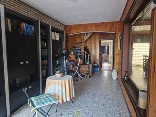 <p>Met deze ruime woning aan de Hoogstraat in Haaltert op een perceel van 591 vierkante meter, geniet u van voldoende ruimte om uw dromen te verwezenlijken. De woning beschikt over drie slaapkamers, een leefruimte, een ruime keuken en een comfortabele badkamer, waardoor het ideaal is voor gezinnen die op zoek zijn naar een nieuw thuis. </p>
<p>Met de jaren zestig als bouwjaar heeft deze stevige woning zijn eigen karakter, maar biedt deze terwijl ook tal van mogelijkheden om naar eigen wens te renoveren en upgraden. De zolderruimte, die extra opslag biedt, stelt u in staat om creatief om te gaan met de beschikbare ruimte. De rustige, groene omgeving zorgt ervoor dat u geniet van een vredige leefomgeving, terwijl u toch dicht bij het centrum van Haaltert bent. Achteraan de tuin is een toegang naar de zijstraat en eventueel een optie tot garage. Neem de tijd om deze kans te verkennen en ontdek de mogelijkheden die deze woning te bieden heeft. Voor alle info en bezoek: info@pantheonvastgoed.be</p>
