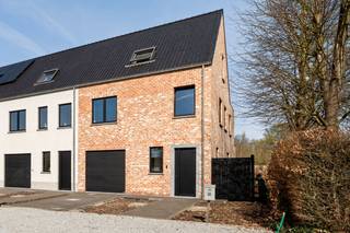 Deze ruime, bijna-energie-neutrale woning (BEN-woning) is erg goed gelegen, in een doodlopende, autoluwe fietsstraat, vlakbij het centrum...