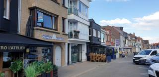 Duplexappartement te huur in Knokke. Ouder maar praktisch comfort. Op vandaag groene parkeerzone voor de deur.<br />Het appartement bestaat uit een zeer ruime woonkamer met open zicht bestaande uit zit- en eethoek, een ruime ingerichte keuken, een bijkeuken, drie slaapkamers - waarvan twee grote en één kleinere, een badkamer met ligbad en een <u>gemeenschappelijke grote (fietsen)berging op het gelijkvloers.</u> <br /><br /><span><strong>Tehuurstelling onder voorwaarden; Zie www.more.be, "bijlagen" en onder voorbehoud van beschikbaarheid.</strong></span><br />