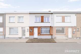 Op te frissen gezinswoning met 3 slaapkamers, garage en uitweg te Izegem. Op het gelijkvloers beschikt de woning over een inkomhal, lichtrijke leefruimte, keuken, badkamer en een grote multifunctionele opbergruimte/wasplaats achter de badkamer. Daarnaast is er een garage en een gezellige stadstuin met uitweg. Op de verdieping bevinden zich drie volwaardige slaapkamers. Via een valluik met trap is de geïsoleerde zolder bereikbaar, ideaal als extra opbergruimte. Grootste troeven: Gunstig EPC label (C), conforme elektrische keuring, 8 zonnepanelen, garage en uitweg achteraan. Kortom een woning met een solide basis en veel mogelijkheden op een vlot bereikbare locatie in Izegem. Voor meer informatie of een bezoek, contacteer ons via 056 96 08 00 of info@property-vastgoed.be