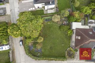 Beautiful building plot of 610m² quietly located in pleasant residential area near stores, su