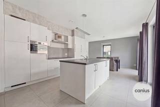 <p><span>LEUKE WONING MET 3 SLPKS  NABIJ HET CENTRUM</span></p><p><span> </span></p><p><span>Op zoek naar een instapklare woning in Sint-Truiden? Deze energiezuinige woning maakt deel uit van Residentie Botanique en is gelegen in een rustige residentiële wijk net buiten het bruisende stadscentrum. Dankzij de vlotte bereikbaarheid en ligging nabij scholen, openbaar vervoer en winkels is dit een uitstekende keuze voor wie centraal maar toch rustig wil wonen. </span></p><p><span> </span></p><p><span>We betreden deze woning via de inkomhal waar we eveneens het gastentoilet terugvinden. Verderop vinden we de leefruimte met open keuken, eetkamer en aansluitende berging terug.</span></p><p><span> </span></p><p><span>Op de eerste verdieping treffen we een nachthal die toegang geeft tot de 3 slaapkamers en de badkamer.</span></p><p><span> </span></p><p><span>Verder beschikt deze woning over een terras, zolder, gemeenschappelijke fietsenstalling en een vaste parkeerplek in de ondergrondse parkeergarage.</span></p><p><span> </span></p><p><span>KORT SAMENGEVAT</span><span>:</span></p><p><span>Vraagprijs: € 379.000,00</span></p><p><span>Verkoop onder registratierechten (2% of 12%)</span></p><p><span>Parking inbegrepen in de prijs, mogelijkheid tot aankoop van een tweede parkeerplaats.</span></p><p><span> </span></p><p><span>Interesse om deze woning te bezoeken? Contacteer ons voor een afspraak: 078 78 30 39 – info@canius.be</span></p><p><span> </span></p><p><span>De vermelde oppervlaktes zijn slechts een indicatie. Canius Real Estate kan niet verantwoordelijk gesteld worden voor de juistheid van de door zijn verstrekte gegevens.</span></p><p><span> </span></p>