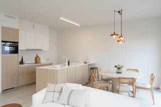 Ruime en lichtrijke leefruimtes, 3 volwaardige slaapkamers en een private tuin maken van deze volledig afgewerkte modelwoning in Eilandpark de ideale gezinswoning. Dankzij de doordachte indeling wordt elke vierkante meter optimaal benut.<br /><br />De woning beschikt bovendien over een praktische extra bergruimte met rechtstreekse toegang via de straat, ideaal voor het veilig stallen van fietsen of het eenvoudig uitladen van de wagen.<br /><br />Op vlak van energie en comfort scoort deze woning bijzonder hoog:
<ul>
<li>Warmtepomp</li>
<li>Zonnepanelen</li>
<li>Vloerverwarming</li>
<li>BEN-woning (E10)</li>
<li>Lage energiekosten</li>
<li>5 jaar aanzienlijke vermindering op de onroerende voorheffing</li>
</ul>
Je woont hier in een rustige en groene omgeving, op wandelafstand van de markt van Sint-Lievens-Houtem en vlak naast het vernieuwde Eilandbos.<br /><br />Deze woning wordt aangeboden als volledig afgewerkte modelwoning, waardoor je meteen een perfect beeld krijgt van de mogelijkheden en afwerking.<br /><br />Ontdek nu het aanbod op www.eilandpark.be en plan je bezoek aan de woning