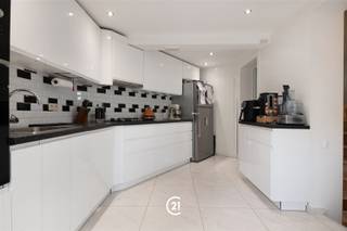 OPDoe een bod vanaf 329 000 euroGerenoveerde woning met tuin en bijgebouw op centrale ligging in Grimbergen en mooie tuin.Deze instapklare woning met tuin en bijgebouw is gelegen op een zeer centrale locatie in Grimbergen, met een vlotte verbinding naar de grote invalswegen en autostrades.Indeling: Gelijkvloers: inkomhal, eerste zithoek, volledig uitgeruste keuken, tweede zithoek, toilet en badkamer. Eerste verdieping: twee volwaardige slaapkamers. Zolderverdieping: bereikbaar via vaste trap en ingericht als derde slaapkamer.De woning is gelegen op een perceel van 2a 40ca. In de tuin bevindt zich een bijgebouw met een vierde slaapgelegenheid, uitgerust met toilet en douche. Kelder.Technische kenmerken: 15 hoogrendement zonnepanelen (2022) - Gascondensatieketel en warmtepomp/airco in alle ruimtes - Vernieuwde ramen (2024) - Nieuwe keuken (2022)Alle leidingen vernieuwd - Asbest: golfplaten bijgebouw - Parkeermogelijkheid op 50 m (grote publieke parking) Deze woning combineert een centrale ligging met moderne renovaties en is klaar voor onmiddellijk gebruik.