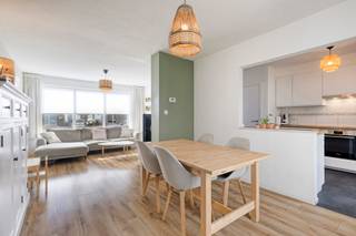 *** KIJKDAG zaterdag 12/09 tussen 10u - 12u *** OP AFSPRAAK ***
Deze instapklare woning is gunstig gelegen in Aalst en geniet van een vlotte bereikbaarheid, met warenhuizen, scholen, openbaar vervoer en het treinstation in de nabije omgeving.
De woning werd doorheen de jaren grondig gerenoveerd en is voorzien van hedendaags wooncomfort. Zo beschikt ze over een condensatieketel op aardgas, hoogrendementsbeglazing, dakisolatie en zonnepanelen. Bovendien is de elektrische installatie conform.
De indeling is als volgt:
Op het gelijkvloers bevinden zich de inkomhal met gastentoilet en een lichtrijke leefruimte met aansluitend een halfopen keuken.
De eerste verdieping omvat een nachthal, twee slaapkamers, een badkamer en een praktische wasruimte. De zolderverdieping werd volledig ingericht als ruime derde slaapkamer.
Buiten geniet u van een aangenaam terras en een gezellige tuin met veel privacy: de ideale plek om in alle rust te ontspannen.
Een instapklare en energiezuinige woning op een praktische locatie in Aalst!
Wenst u meer informatie of plant u graag een bezoek? Aarzel niet om ons te contacteren via Laurens@immoaccenta.be.