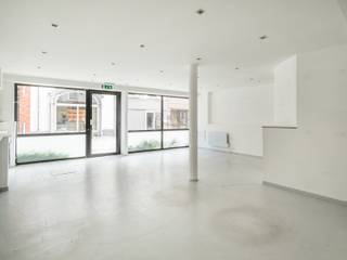 Espace commercial spacieux et lumineux
Ce commerce polyvalent offre un espace ouvert, spacieux et lumineux, bénéficiant d’une agréable lumière naturelle grâce à ses grandes baies vitrées. Son agencement ouvert offre de nombreuses possibilités et permet d’adapter facilement l’espace à différentes activités professionnelles.
Le bien dispose d’une finition sobre et neutre, permettant une personnalisation complète selon les besoins de votre activité, qu’il s’agisse d’un commerce, d’un bureau, d’un cabinet ou de toute autre activité professionnelle.
Une belle opportunité pour les entrepreneurs à la recherche d’un espace commercial polyvalent, lumineux et facilement aménageable.