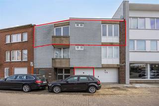In de rustige Kleine Kerkstraat in Zaventem vind je dit ruime appartement op de tweede verdieping. Met een lichtrijke woonkamer, een...